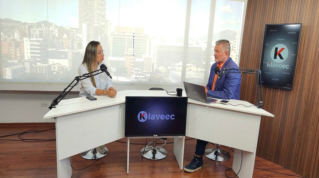Klave Noticias. Byron Galarza conduce el programa informativo de KlaveEC
