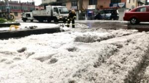 Torrencial aguacero en Quito colapsó sistema de alcantarillado y generó cierre de avenidas y calles